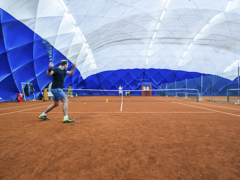 Klimatisierte Sportanlage bei ALEXX Tennis für Sport im Sommer