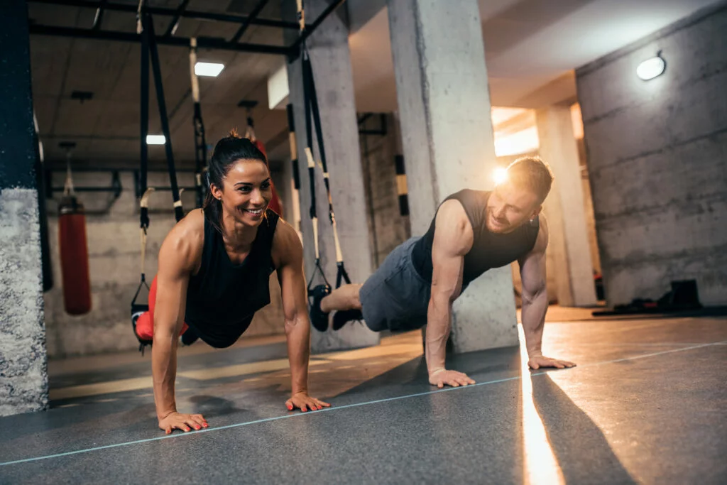 Sport-Motivation-Mann-und-Frau-trainieren zusammen